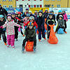 Schülerinnen und Schüler der zweiten Klassen der Eichbergschule flitzen voller Vergnügen über die Eisbahn. Bild: Reiner Baltzer