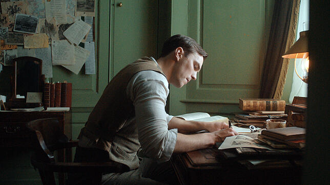 Nicholas Hoult spielt J.R.R. Tolkien.