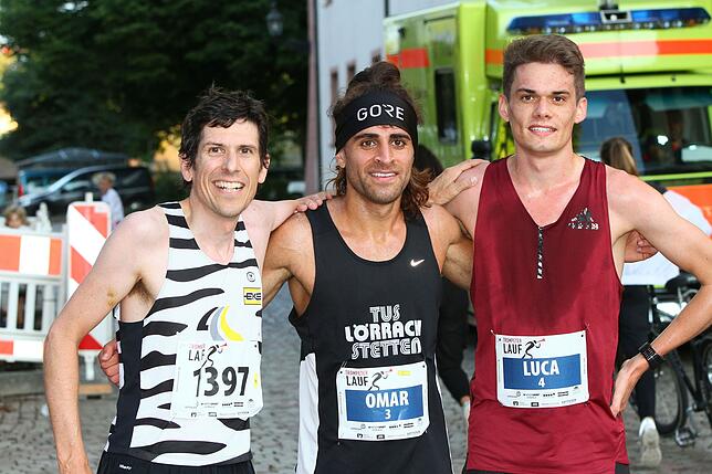 Siegertrio: Wie 2017 gewann der Laufenburger Omar Tareq (Mitte) vom TuS Stetten den Trompeterlauf in der Bad Säckinger Altstadt. Luca ...