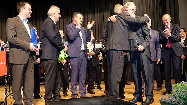 Sein Wehrer Amtskollege Michael Thater gratuliert Bürgermeister Alexander Guhl zur Wiederwahl, weitere Bürgermeister stehen bereit für ...