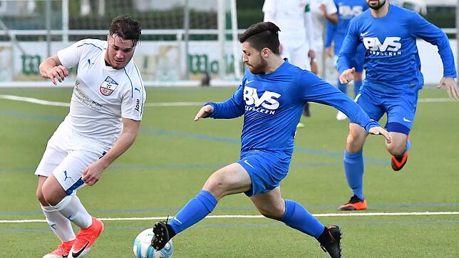 Wiedersehen: Vor Jahresfrist standen sich Mario Astorino (links) vom VfB Waldshut und Luigi Lentisco vom FC Erzingen noch als ...