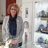 Sabine König, Angestellte bei Uhren und Schmuck Wielath, macht sich Sorgen um die Zukunft in Anbetracht der drohenden Geschäftsschließungen.