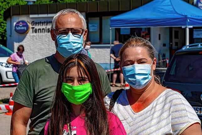 Familie Tümmler kommt vom Urlaub am Gardasee zurück und macht einen freiwilligen Test.