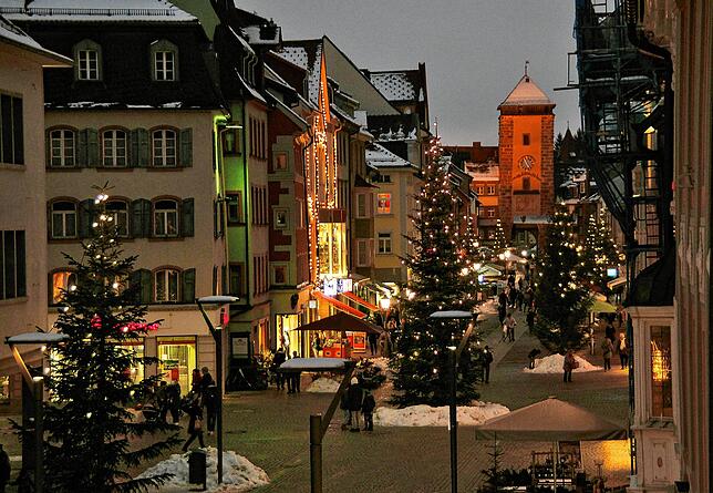 Weihnachtsstimmung und Konsumlaune wollte bei Kunden und Händlern in der Villinger Innenstadt, wie auf unserem Bild aus dem Jahr 2017, ...