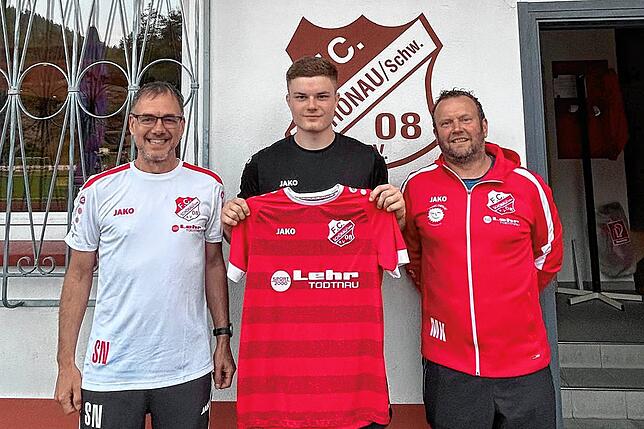 Rückkehrer vom FV Lörrach-Brombach: Aktivleiter Stefan Nopper und Trainer Manfred Knobel (rechts) freuen sich über Neuzugang Petro ...