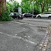 Die Baumwurzeln hinterlassen ihre Spuren beim Parkplatz Storchennest.