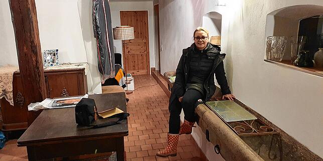 Sandra Fuchs im ehemaligen Kuhstall ihres Wohnhauses, in dem noch immer einer steinerner Trog steht