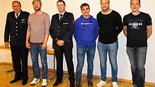 Fünf neue Mitglieder konnte Kommandant Florian Brucker per Handschlag begrüßen. Die Personen von links: Florian Brucker, Martin ...