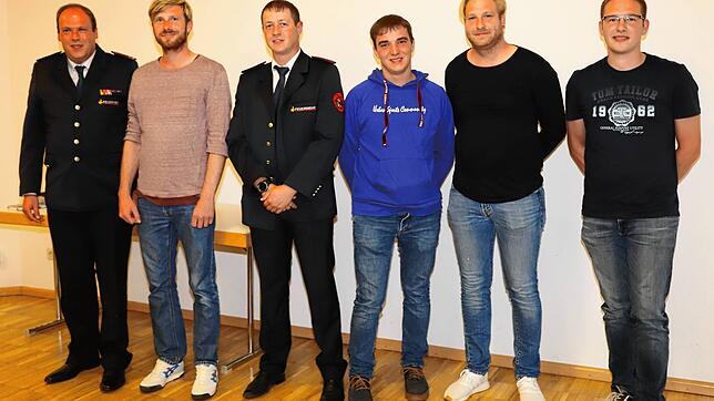 Fünf neue Mitglieder konnte Kommandant Florian Brucker per Handschlag begrüßen. Die Personen von links: Florian Brucker, Martin ...
