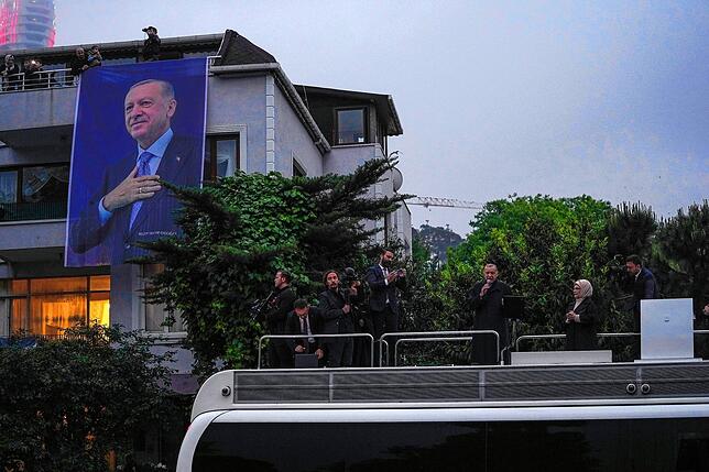 Recep Tayyip Erdogan (3.v.r), Staatspräsident der Türkei, hält eine Rede vor seiner Residenz in Istanbul.