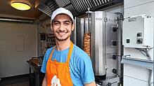 Süleyman Kovgali in einem ruhigen Moment hinter der Fensterausgabe vom Restaurant Bodensee-Pizza-Kebap in Fischbach. Für ihn gibt es ...