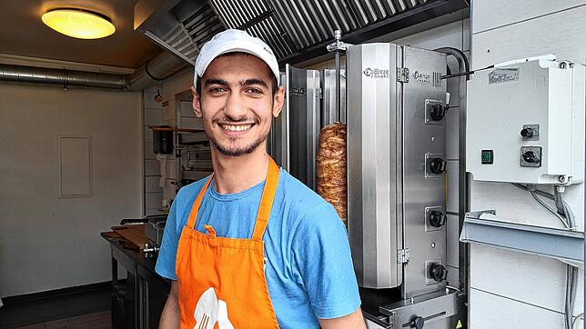 Süleyman Kovgali in einem ruhigen Moment hinter der Fensterausgabe vom Restaurant Bodensee-Pizza-Kebap in Fischbach. Für ihn gibt es ...