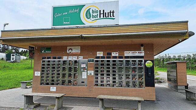 Am 24-Stunden-Automaten bietet der Biohof Hutt in Friedrichshafen-Berg neben Äpfeln, Säften und Co. auch Erdbeeren an.