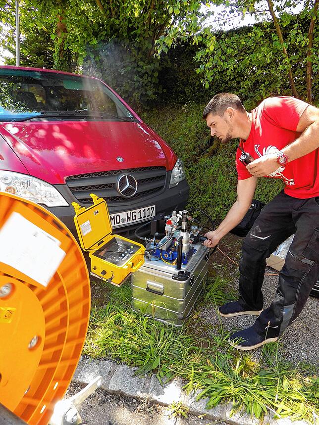 Da waren die Arbeiten in Hänner noch in vollgem Gange: Im Bild zu sehen ist, wie die Glasfaser mit einem Spezialgerät und in ...