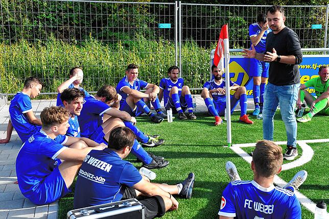 Ansage: Sylvio Kech (rechts) versucht den Spielern des FC Weizen in der Saison 2022/23 seine Ideen zu vermitteln.