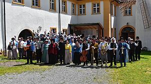 Viele Darsteller werden das Freilichtstück mit Gesang bereichern. Die Hauptsänger und -musiker der Freilichtspiele „Die Schwarze Rose“ ...