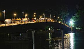 Eine junge Frau ist auf der Radbrücke in der Nacht auf Sonntag, 6. Juli, belästigt worden. Zu diesem Zeitpunkt war wohl weniger los als ...