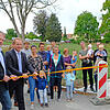 Hinter das Absperrband bat OB Jan Zeitler mit Baubürgermeister Matthias Längin anwesende Eltern mit ihren Kindern, ehe er mit ...
