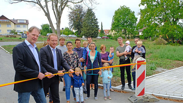 Hinter das Absperrband bat OB Jan Zeitler mit Baubürgermeister Matthias Längin anwesende Eltern mit ihren Kindern, ehe er mit ...