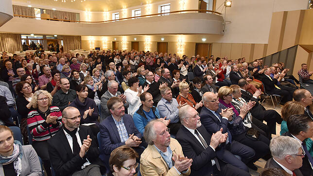 Große ist die Neugierde beim Neujahrsempfang der Stadt Hüfingen: Denn erstmals wird der Sozialpreis der Stadt in Höhe von 3000 Euro ...