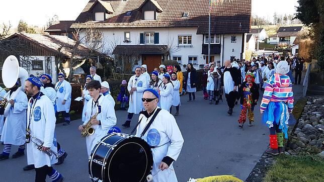 Lautstark: Hemdglunki-Umzug in Baltersweil mit der Guggenmusik Gülleschöpfer.