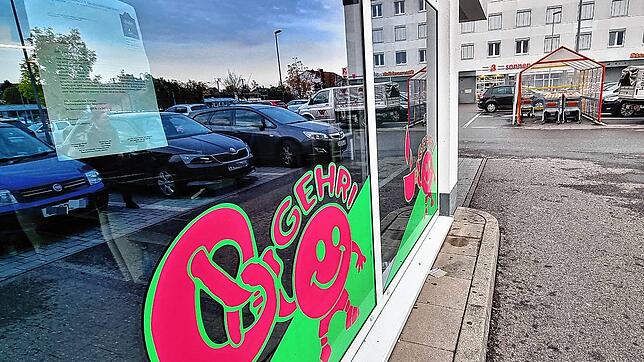 Wie im Sommer weist ein Aushang an der Filiale der Bäckerei Gehri im Donaueschinger Norma-Markt auf die Lage hin. Aktuell können dort ...