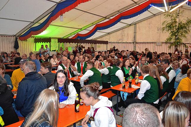 Im sehr gut besuchten Festzelt verfolgten die zahlreichen Besucher den Wettkampf der Kapellen. Der Publikumsbeifall spielte eine ...