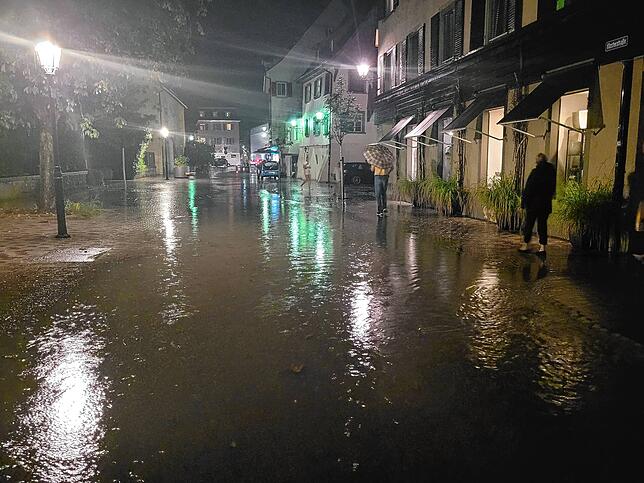 Bild 1: Starkregen setzt Überlingen unter Wasser