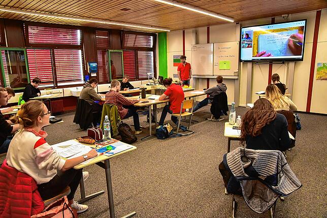 Am Thomas-Strittmatter-Gymnasium wird der Mathematikunterricht per Videoschalte gehalten. Lehrer Jens-Uwe Meyer sieht über eine Kamera ...