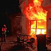 Die in Brand geratene Garage ist vollständig ausgebrannt.