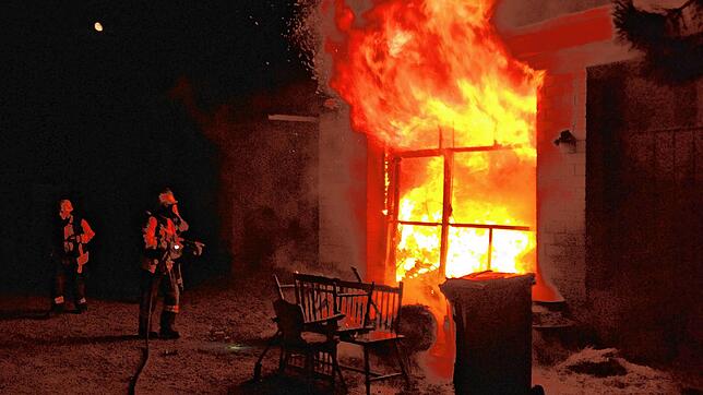 Die in Brand geratene Garage ist vollständig ausgebrannt.