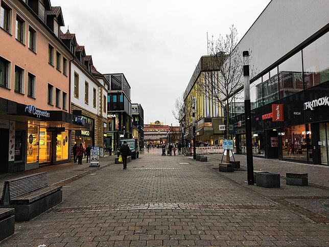 Auch nachmittags ist die Singener Innenstadt nicht gerade überfüllt. Nachts ist sie seit Samstag, 0 Uhr, wieder menschenleer, seit in ...