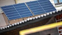 Eine Solaranlage hängt an einem Balkon. Das soll bald EU-weit möglich sein.