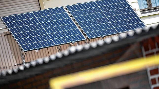 Eine Solaranlage hängt an einem Balkon. Das soll bald EU-weit möglich sein.