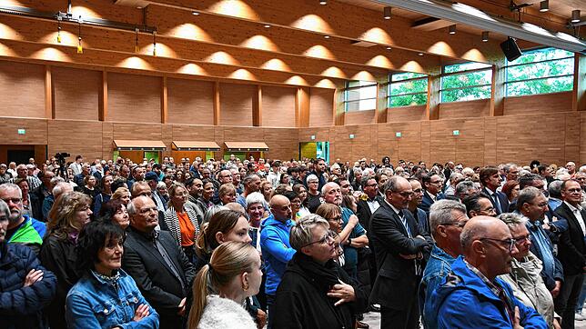Viele Engener kamen am Sonntagabend in die Stadthalle, um das Ergebnis der Bürgermeisterwahl zu erfahren. In zwei Wochen geht es für die ...