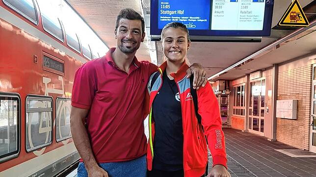 Bereit für die Abfahrt nach Stuttgart: Volleyballerin Lara Markovic, hier mit Papa Jovan, wechselt an den Olympiastützpunkt.