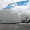 Hier hat sich einiges getan: Die Doppelfolien auf Fermenter 3 und Gärrestlager 1 wurden durch größere Doppelmembrangasspeicher ersetzt. ...