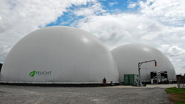 Hier hat sich einiges getan: Die Doppelfolien auf Fermenter 3 und Gärrestlager 1 wurden durch größere Doppelmembrangasspeicher ersetzt. ...