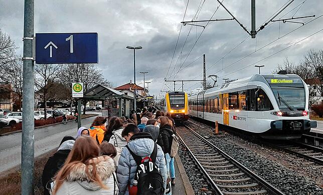 Reger Betrieb am Bahnhof in Erzingen. Früher wartete am Gleis 1 schon der Bus Richtung Lauchringen um die Bahnfahrer aufzunehmen und auf ...