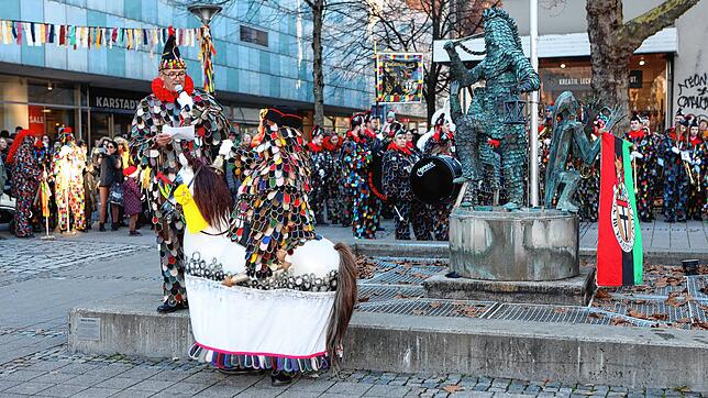 Bild 15: Konstanzer Fasnacht: Blätzlebuebe feiern den Auftakt 2023 auf dem Augustinerplatz