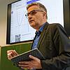 Claus Massier, Abteilungsleiter für Digitale Fragen am Friedrich-Hecker-Gymnasium, zeigt die Vorzüge der digitalen Technik in einem ...