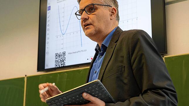 Claus Massier, Abteilungsleiter für Digitale Fragen am Friedrich-Hecker-Gymnasium, zeigt die Vorzüge der digitalen Technik in einem ...
