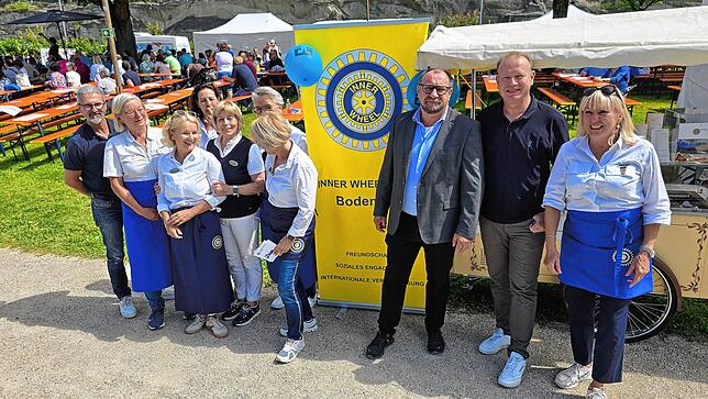 Der Innerwheel Club Bodensee, hier zusammen mit OB Jan Zeitler (Zweiter von rechts), Landtagsabgeordneter Klaus Hoher (Dritter von ...