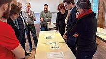 Die Jury bei der Arbeit: Das elfköpfige Team, darunter auch Bürgermeister Adrian Probst (Zweiter von rechts) begutachtet die ...