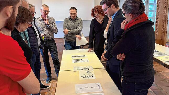Die Jury bei der Arbeit: Das elfköpfige Team, darunter auch Bürgermeister Adrian Probst (Zweiter von rechts) begutachtet die ...