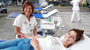 Monika Ebner vom Deutschen Roten Kreuz nimmt der Spenderin Lisa-Maria Sciangola in der Franke-Halle in Bad Säckingen Blut ab. Foto: ...