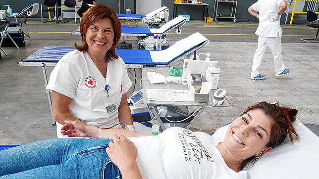 Monika Ebner vom Deutschen Roten Kreuz nimmt der Spenderin Lisa-Maria Sciangola in der Franke-Halle in Bad Säckingen Blut ab. Foto: ...