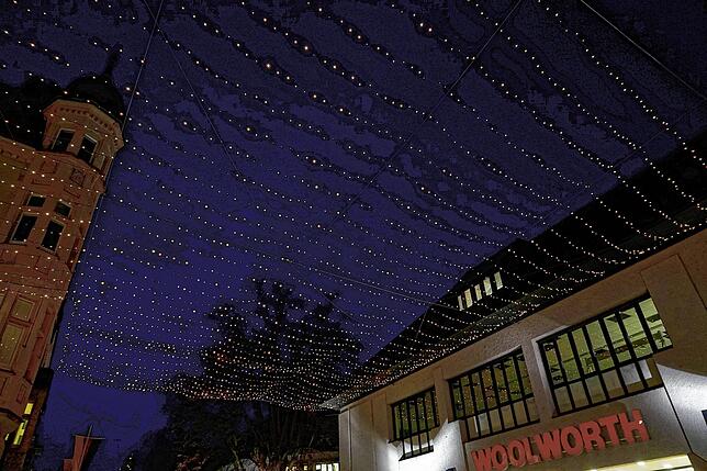 Unter einem Himmel aus Lichtern kann man in der Innenstadt laufen.
