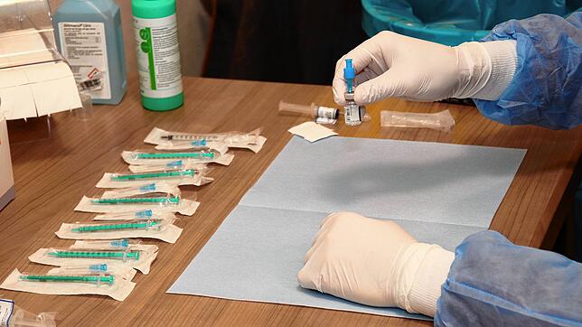 Nachdem das begehrte Serum verdünnt ist, wird es in die speziellen Spritzen aufgezogen und den Impfwilligen in den Arm gespritzt.