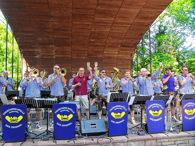 Wollen wieder zusammen feiern: Die Froschenkapelle spielt beim Frühschoppen der Narrenmusik an der alten Konzertmuschel. (Archivbild aus ...